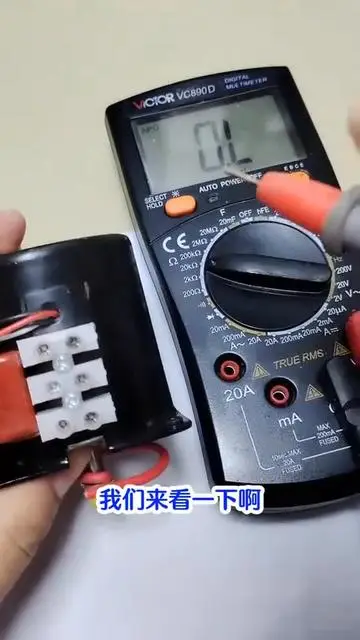 這個單相電機有三個接線柱，測一下它的兩個繞組